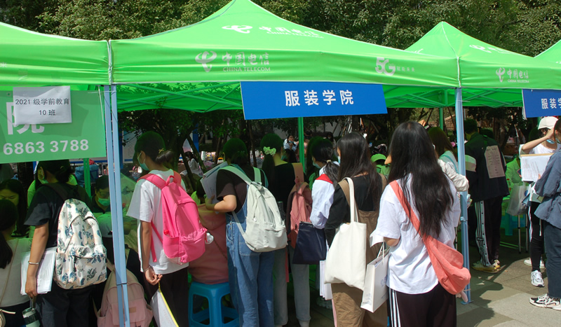 恰同學少年再增新鮮血液     看風華正茂再添嶄新活力  ——云南輕紡職業(yè)學院喜迎2021級新生報到